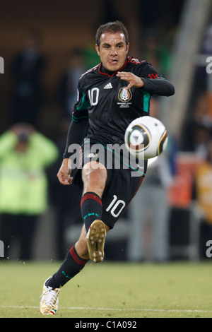 Cuauhtemoc Blanco von Mexiko geht der Ball gegen Südafrika während das Eröffnungsspiel des Turniers 2010 FIFA World Cup. Stockfoto