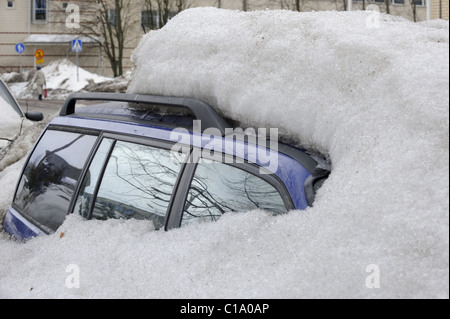 Einige Finnen verwenden Sie nicht ihre Autos im Winter. Sie parken ihre Autos nur von der Seite der Straße. Helsinki, Finnland, Stockfoto