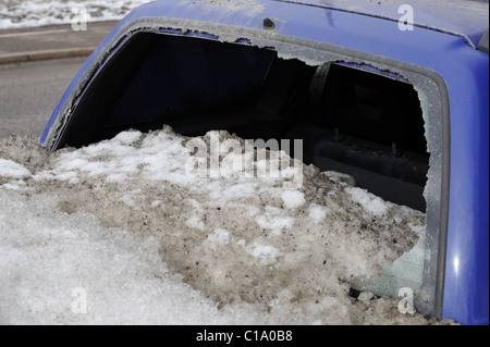 Ein Winter-Überraschung. Einige Finnen verwenden Sie nicht ihre Autos im Winter. Sie parken ihre Autos nur von der Seite der Straße... Stockfoto