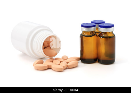 Medizin-Flaschen und Pillen auf weißem Hintergrund Stockfoto