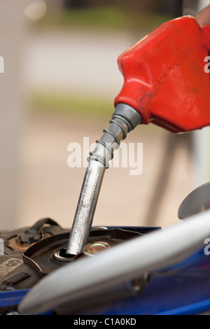 Ein Motorrad mit Benzin tanken Stockfoto