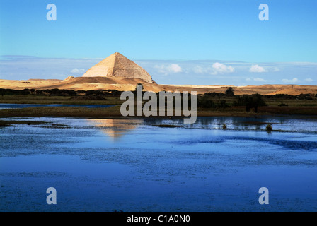 DIE PYRAMIDENANLAGE DES DAHSHOUR, LIEGT NUR 25 KM SÜDLICH VON KAIRO, DIE ARABISCHE WELT LEBHAFTEN HAUPTSTADT VON 18 MILLIONEN. Stockfoto