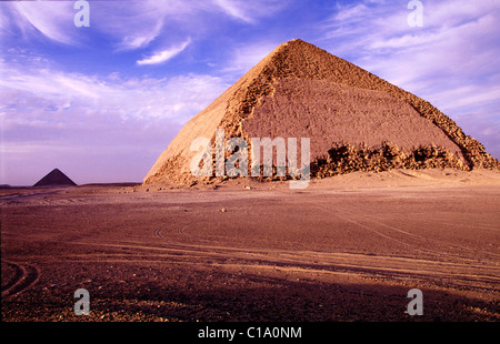 DIE PYRAMIDENANLAGE DES DAHSHOUR, LIEGT NUR 25 KM SÜDLICH VON KAIRO, DIE ARABISCHE WELT LEBHAFTEN HAUPTSTADT VON 18 MILLIONEN. Stockfoto