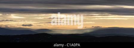 Silhouette Schichten von Nebel Berge und Cloud im englischen Lake District Stockfoto