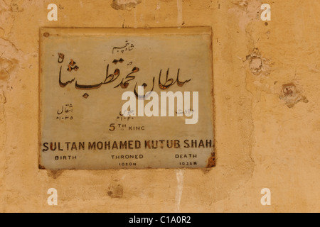 Gedenktafel an der Wand des Grabes von Sultan Mohammed Quli Qutb Shah, am TheTombs der Qutb Shahi Könige, Hyderabad, Stockfoto