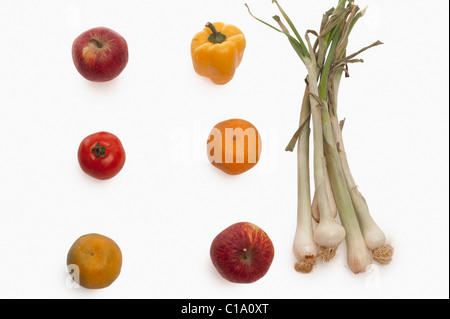 Anordnung von Obst und Gemüse auf weißem Hintergrund Stockfoto