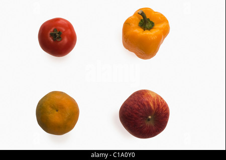Anordnung von Obst und Gemüse auf weißem Hintergrund Stockfoto