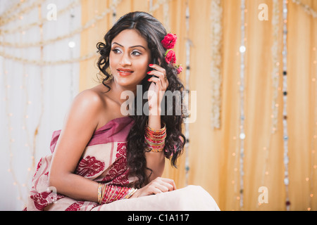 Braut in traditionellen Bengali dress telefonieren mit einem Handy Stockfoto