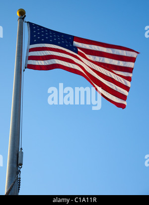 Amerikanische Flagge im Wind wehende Ansicht von unten Stockfoto