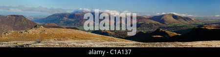 Panoramablick über Causey Hecht, Skiddaw und Blencathra, aufgenommen vom Gipfel des Hindscarth im englischen Lake District Stockfoto