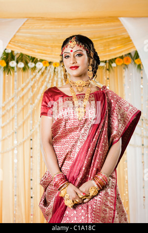 Porträt einer Braut im traditionellen Bengali Kleid Stockfoto