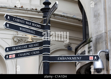 Wegweiser geben Sie Informationen für Fußgänger in London England Stockfoto