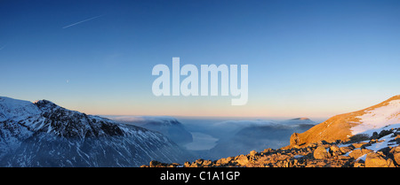 Scafell und nebligen Wastwater von großen Giebel im Winter im englischen Lake District Stockfoto