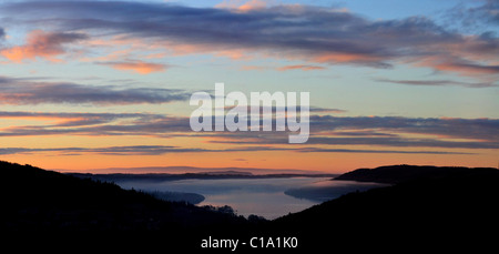 Sonnenaufgang über dem nebligen Lake Windermere im englischen Lake District Stockfoto