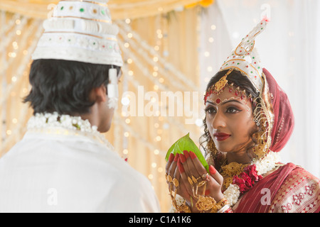 Paar Bengali Hochzeit Subho Drishti nachgebend Stockfoto