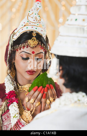 Paar Bengali Hochzeit Subho Drishti nachgebend Stockfoto