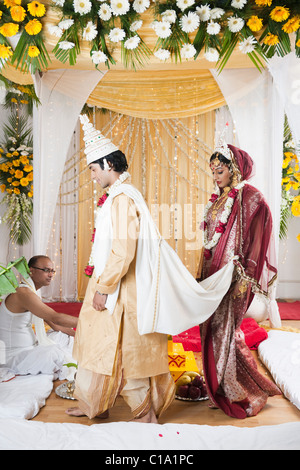 Priester, die Durchführung Saptapadi Zeremonie in Bengali Hochzeit Stockfoto