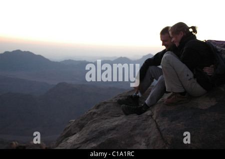 Paar genießt den Sonnenaufgang auf biblischen Berg Moses mit der spektakulären Aussicht auf die Berge des Sinai Stockfoto