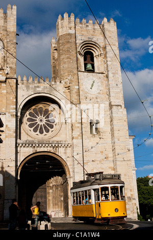 Blick auf die römisch-katholische Erzdiözese von Lissabon mit einer vorbeifahrenden Straßenbahn. Stockfoto