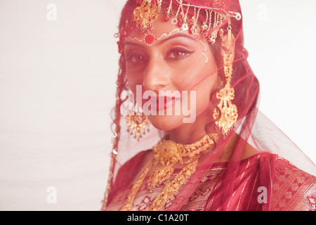 Porträt einer Braut im traditionellen Bengali Kleid Stockfoto