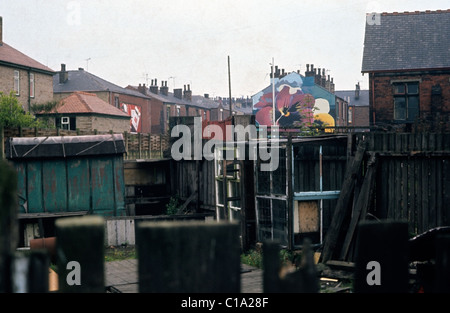 Ein Blick auf die stiefmütterchen Graffiti an einer Lancashire house gesehen durch die rückseitigen Yards der Reihenhäuser UK 1975 KATHY DEWITT Stockfoto