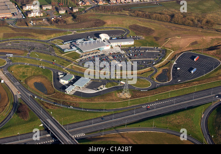 Eine Luftaufnahme des Norton Canes-Services auf die M6 Toll Road Stockfoto