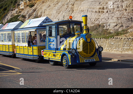 Bournemouth Belle blau-gelb Landzug, der im September auf der Promenade zwischen Bournemouth und Boscombe in Dorset UK entlang fährt Stockfoto