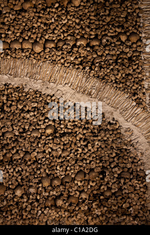 Blick auf das Innere der Kapelle von Knochen, befindet sich in Évora, Portugal. Stockfoto