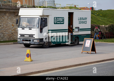 Der mobile Bibliothekswagen des Dorset County Council parkte im März 2011 in Swanage, Dorset, Großbritannien Stockfoto