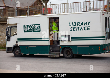 Der mobile Bibliothekswagen des Dorset County Council parkte im März 2011 in Swanage, Dorset, Großbritannien Stockfoto