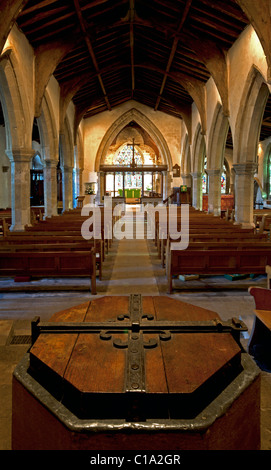 Die Schriftart in Str. Marys Kirche Morpeth - mit Blick auf den Altar und Jesse Window (Glasmalerei) - in Northumberland, England Stockfoto