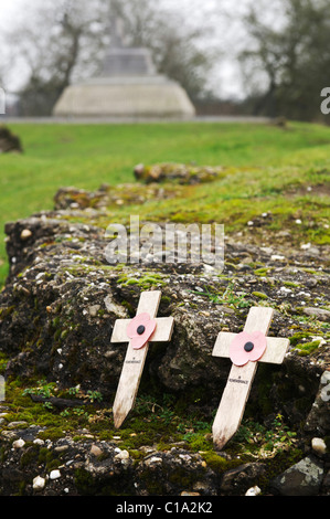 zwei "in Erinnerung" Kreuze mit Mohn, gegen Stein in Tyne Cot Friedhof ruhen Stockfoto