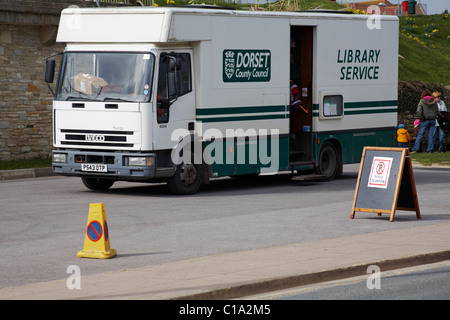 Der mobile Bibliothekswagen des Dorset County Council parkte im März 2011 in Swanage, Dorset, Großbritannien Stockfoto