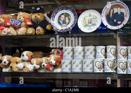 Ein Souvenir-Shop verkauft Erinnerungsstücke von Prinz William und Kate Middleton Hochzeit am 29. April 2011 die Royal Wedding Stockfoto