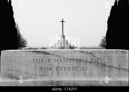 Ihr Name lebt für Evermore, schwarz / weiß Foto von Tyne Cot Friedhof Memorial Stockfoto