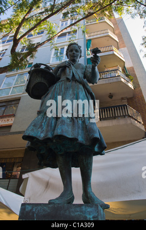 20. Jahrhunderts Sänger Raquel Meller Statue entlang der Straße Carrer Nou De La Rambla El Raval-Viertel Barcelona Spanien Stockfoto