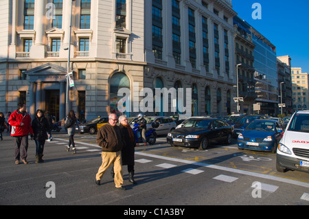 Menschen, die Kreuzung Carrer Aragon Straße Stadtteil Eixample Barcelona Catalunya Spanien Europa Stockfoto