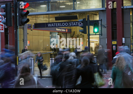 Menschen beim Überqueren der Straße und zu Fuß in Waterloo Bahnhof in den Feierabendverkehr Stockfoto