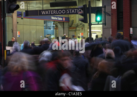 Menschen beim Überqueren der Straße und zu Fuß in Waterloo Bahnhof in den Feierabendverkehr Stockfoto