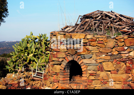 Alten Algarve/Alentejo traditionellen verlassenen Brennholzofen. Stockfoto