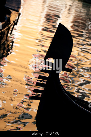 Der Bug der Gondel in der Silhouette, Venedig, Italien Stockfoto