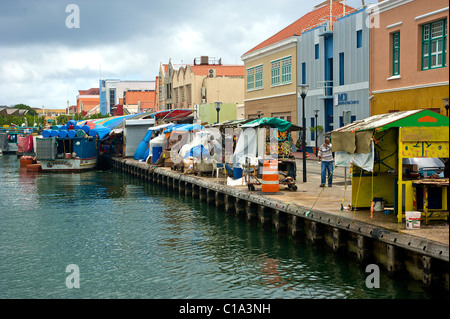 Schwimmenden Markt in Willemstad, Curacao, wo in erster Linie Lebensmittel verkauft wird--Fisch, Obst und Gemüse, etc.. Stockfoto