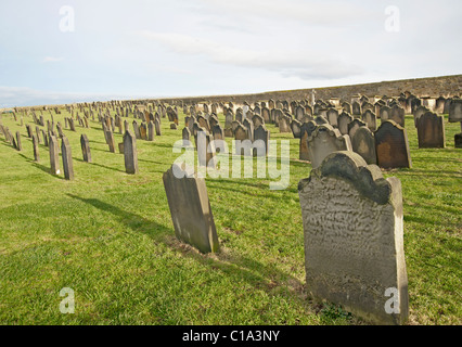 Große traditionelle Kirche Friedhof auf dem Lande mit Grabsteinen Stockfoto