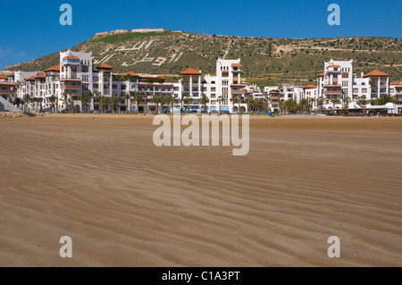 Strand mit Blick auf die Gebäude im Hafen Marina und Kasbah Hügel Agadir Marokko-Südafrika Souss Stockfoto