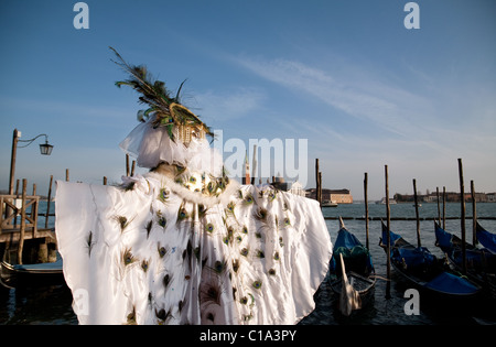 Ein Modell in Maske und Kostüm im Karneval von Venedig, Venedig, Italien Stockfoto