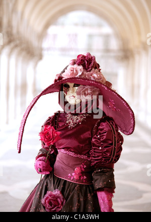 Ein Modell (Spion) posiert unter den Bögen in Markusplatz, Venedig Karneval Venedig Italien Stockfoto