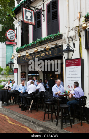 Expats trinken in ein Pub im britischen Stil in Boat Quay, Singapur Stockfoto