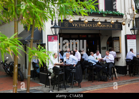 Stadtarbeiter, trinken in ein Pub im britischen Stil in Boat Quay, Singapur Stockfoto