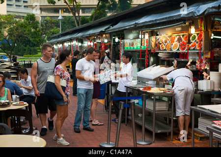 Essensstände auf Makansutra Fresser Bay Foodcourt.  Marina Bay, Singapur Stockfoto