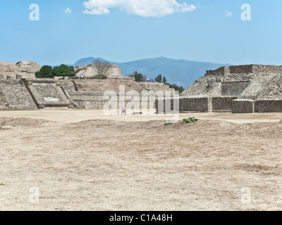 Menschen wandern über Great Central Plaza regal Pre Columbian archäologische Ruinen der alten Zapoteken Stadt von Monte Alban Stockfoto